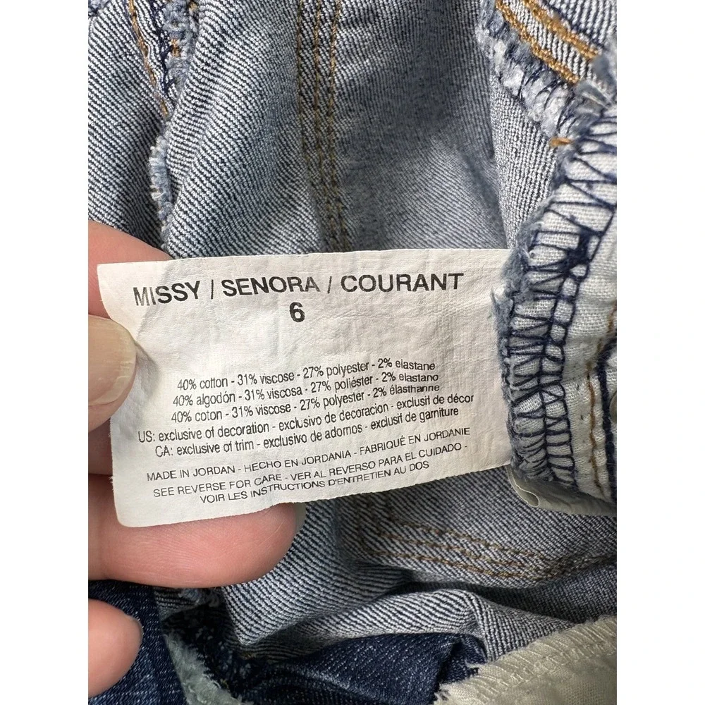 Womens Bandolino Blue denim‎ jeans w/ floral design.  Cropped, karyn, size 6